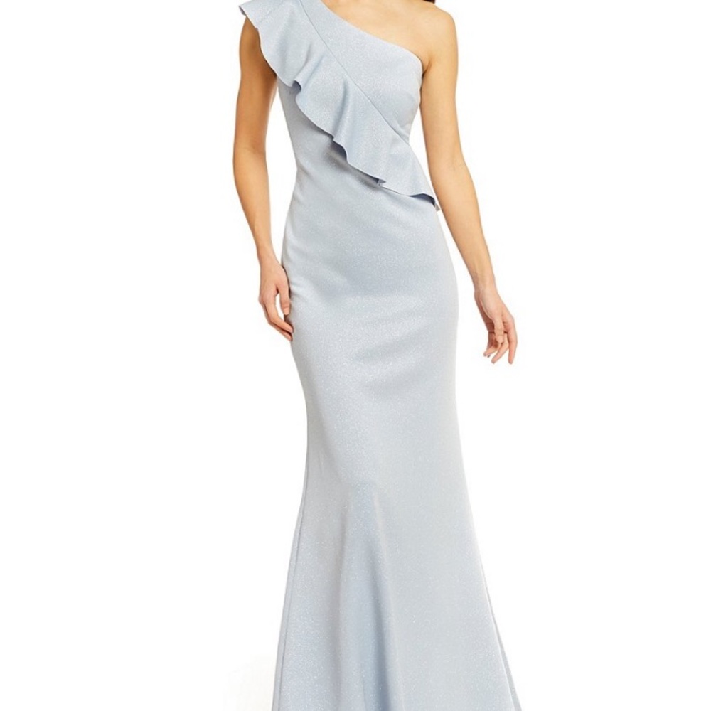 Jessica Howard off the should long dress